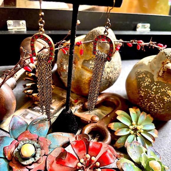 VTG Equestrian Western Antique Gold Dangel Chain Red Crystal Horseshoe Earrings - Picture 9 of 9